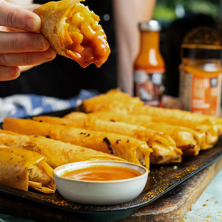 Mac & Cheese Spring Rolls mit MacDaddy und Buffalo Sauce