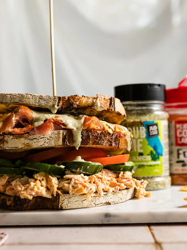 Elevated Club Sandwich mit Ranch-Dressing