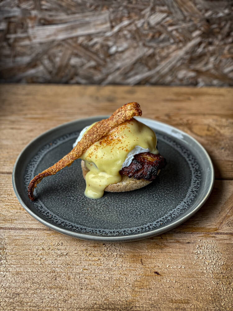 Eggs Benedict mit Schweinebauch und Angus & Oink Sweet Bones & Bacon